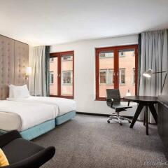 Отель Hilton Stockholm Slussen Швеция, Стокгольм - 9 отзывов об отеле, цены и фото номеров - забронировать отель Hilton Stockholm Slussen онлайн комната для гостей фото 5
