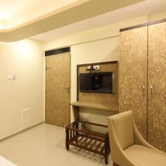 Отель FabHotel Golden Park Jogeshwari West сейф в номере