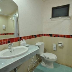 Отель Chalong Villa Resort and Spa Таиланд, Бухта Чалонг - отзывы, цены и фото номеров - забронировать отель Chalong Villa Resort and Spa онлайн ванная фото 2