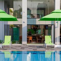 Отель 8 on Claymore Serviced Residences бассейн фото 2