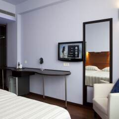 Athens Center Square Hotel сейф в номере