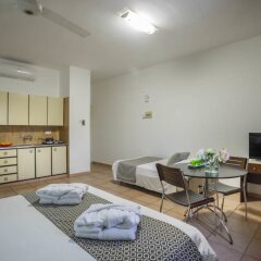 Апартаменты Costantiana Beach Hotel Apartments Кипр, Ларнака - 6 отзывов об отеле, цены и фото номеров - забронировать отель Costantiana Beach Hotel Apartments онлайн комната для гостей фото 5