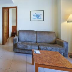 Отель Hesperia Sant Joan Suites Испания, Сан-Жоан-Деспи - 5 отзывов об отеле, цены и фото номеров - забронировать отель Hesperia Sant Joan Suites онлайн комната для гостей фото 3