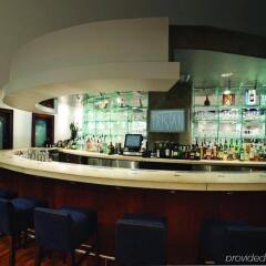 Отель French Quarter Inn гостиничный бар