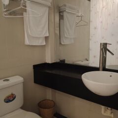 Отель Hola Homestay Ханой ванная