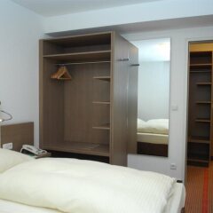 Отель Landhotel Martinshof сейф в номере