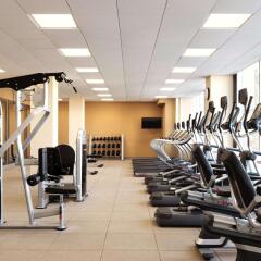 Отель Hilton Garden Inn Calgary Downtown фитнесс-зал