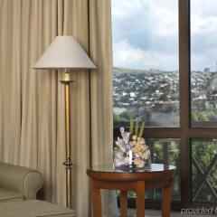 Отель Courtyard by Marriott Tbilisi комната для гостей фото 3