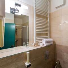 Отель Corvin Hotel Budapest - Sissi wing Венгрия, Будапешт - 2 отзыва об отеле, цены и фото номеров - забронировать отель Corvin Hotel Budapest - Sissi wing онлайн ванная фото 2