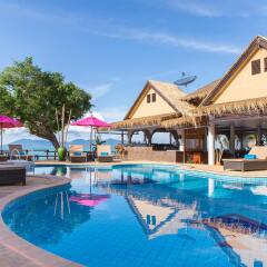 Отель Adarin Beach Resort бассейн