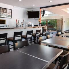 Отель Best Western Hollywood Plaza Inn США, Лос-Анджелес - отзывы, цены и фото номеров - забронировать отель Best Western Hollywood Plaza Inn онлайн гостиничный бар