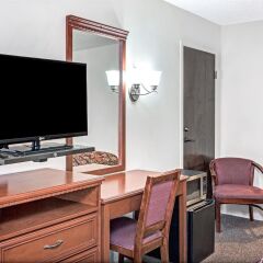 Отель Knights Inn Woodland Hills США, Лос-Анджелес - отзывы, цены и фото номеров - забронировать отель Knights Inn Woodland Hills онлайн удобства в номере фото 2