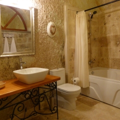 Canyon Cave Hotel ванная