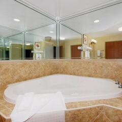 Отель Comfort Suites Vicksburg США, Виксбург - отзывы, цены и фото номеров - забронировать отель Comfort Suites Vicksburg онлайн ванная