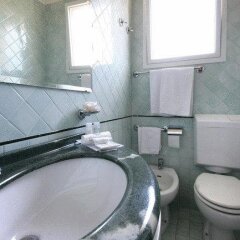 Отель Park Hotel Serena Италия, Римини - 1 отзыв об отеле, цены и фото номеров - забронировать отель Park Hotel Serena онлайн ванная фото 2