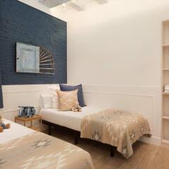 Апартаменты Enjoybcn Colon Apartments Барселона комната для гостей фото 4