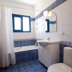 Отель Villa Saint Nikolas Кипр, Протарас - отзывы, цены и фото номеров - забронировать отель Villa Saint Nikolas онлайн ванная