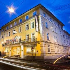 Отель Goldeness Theaterhotel Зальцбург вид на фасад