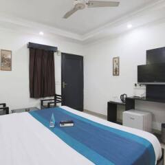 Отель Fabhotel Kailash Colony Metro Station удобства в номере фото 2