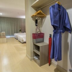 Отель Deevana Plaza Phuket сейф в номере