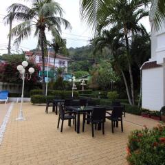 Villa Atchara Hotel пляж