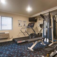 Отель Best Western Town & Country Lodge фитнесс-зал фото 2