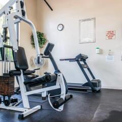 Отель Clarion Inn & Suites Northwest фитнесс-зал