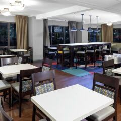 Отель Hampton Inn Newark Airport США, Элизабет - отзывы, цены и фото номеров - забронировать отель Hampton Inn Newark Airport онлайн гостиничный бар