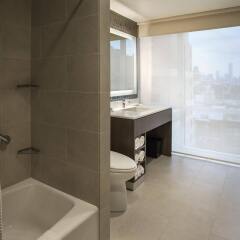 Отель Courtyard by Marriott New York Manhattan/Chelsea ванная