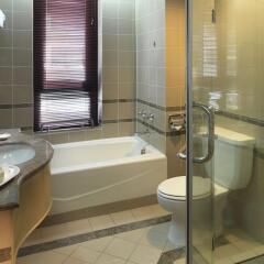 Отель Federal Hotel Kuala Lumpur Малайзия, Куала-Лумпур - отзывы, цены и фото номеров - забронировать отель Federal Hotel Kuala Lumpur онлайн ванная
