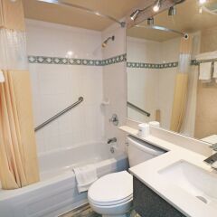 Отель Riviera on Robson Suites Hotel Downtown Vancouver Канада, Ванкувер - отзывы, цены и фото номеров - забронировать отель Riviera on Robson Suites Hotel Downtown Vancouver онлайн ванная