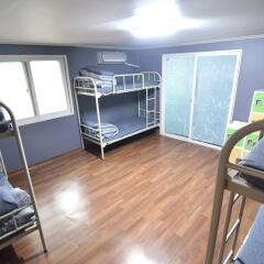 Отель Kimchee Hongdae Guesthouse в номере