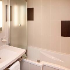 Отель ibis Styles Nice Aéroport Arenas Франция, Ницца - 8 отзывов об отеле, цены и фото номеров - забронировать отель ibis Styles Nice Aéroport Arenas онлайн ванная фото 2