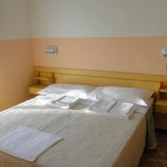 Hotel Bologna Римини сейф в номере