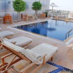 Отель Golden Tulip Suites Dubai бассейн