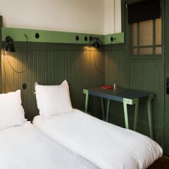 Lloyd Hotel комната для гостей