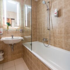 Отель Leonardo Hotel & Residenz München Германия, Мюнхен - 11 отзывов об отеле, цены и фото номеров - забронировать отель Leonardo Hotel & Residenz München онлайн ванная фото 2