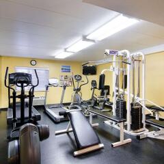 Отель Comfort Inn University Center фитнесс-зал