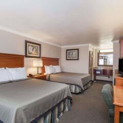Отель Travelodge by Wyndham Sylmar CA США, Лос-Анджелес - отзывы, цены и фото номеров - забронировать отель Travelodge by Wyndham Sylmar CA онлайн комната для гостей фото 2