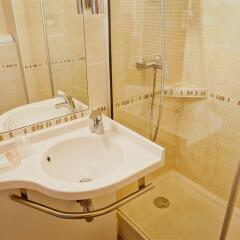 Отель Best Western Crequi Lyon Part Dieu Франция, Лион - отзывы, цены и фото номеров - забронировать отель Best Western Crequi Lyon Part Dieu онлайн ванная фото 2