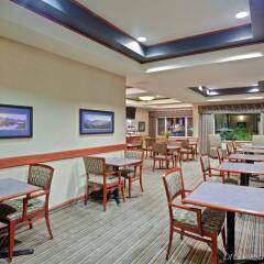 Отель Holiday Inn Express & Suites Ashland гостиничный бар