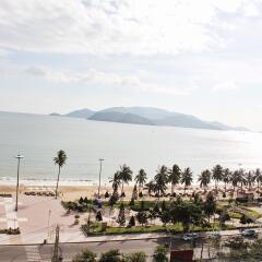 Happy Light Hotel Nha Trang пляж