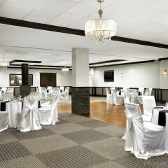 Отель Four Points by Sheraton Hotel & Suites Calgary West Канада, Калгари - отзывы, цены и фото номеров - забронировать отель Four Points by Sheraton Hotel & Suites Calgary West онлайн помещение для мероприятий фото 2