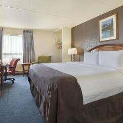 Отель Travelodge Calgary Macleod Trail Канада, Калгари - отзывы, цены и фото номеров - забронировать отель Travelodge Calgary Macleod Trail онлайн комната для гостей фото 3