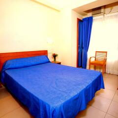 Отель Hostal La Lonja сейф в номере
