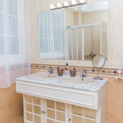 Отель Beachfront 4BR Big groups or 2 families Испания, Фуэнхирола - отзывы, цены и фото номеров - забронировать отель Beachfront 4BR Big groups or 2 families онлайн ванная фото 2