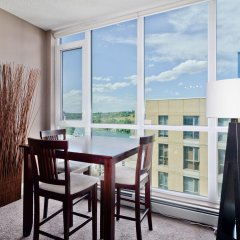 Отель Fastlane Suites in Riverfront Канада, Калгари - отзывы, цены и фото номеров - забронировать отель Fastlane Suites in Riverfront онлайн балкон