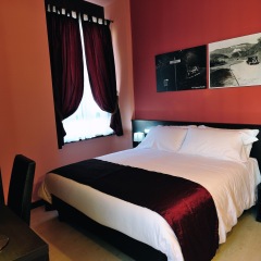 Отель Daysleeper B&B сейф в номере