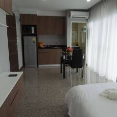 Апартаменты Modernbright Service Apartment Бангламунг комната для гостей