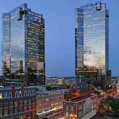 Отель Embassy Suites Fort Worth - Downtown городской автобус